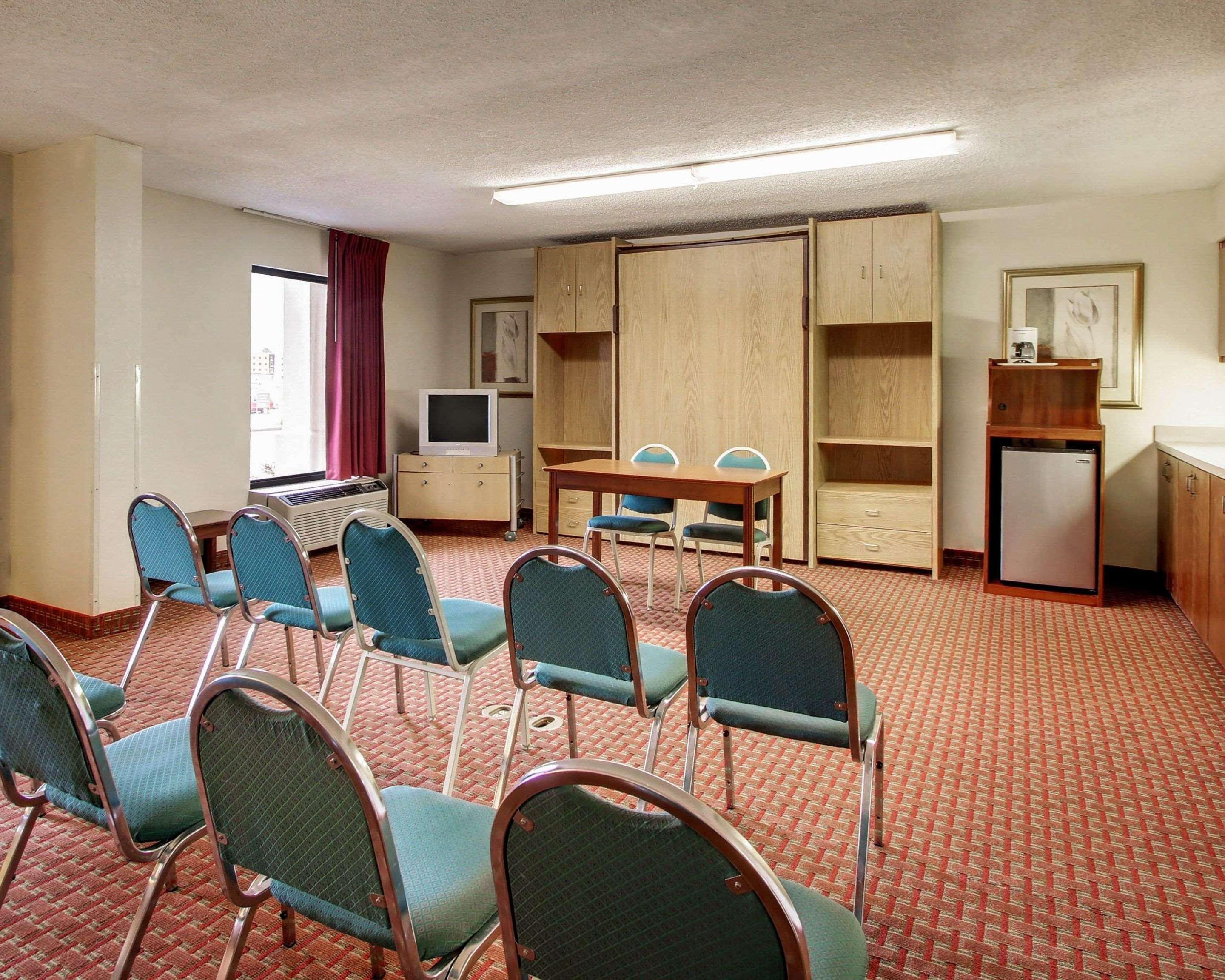 Quality Inn & Suites Клинтън Екстериор снимка