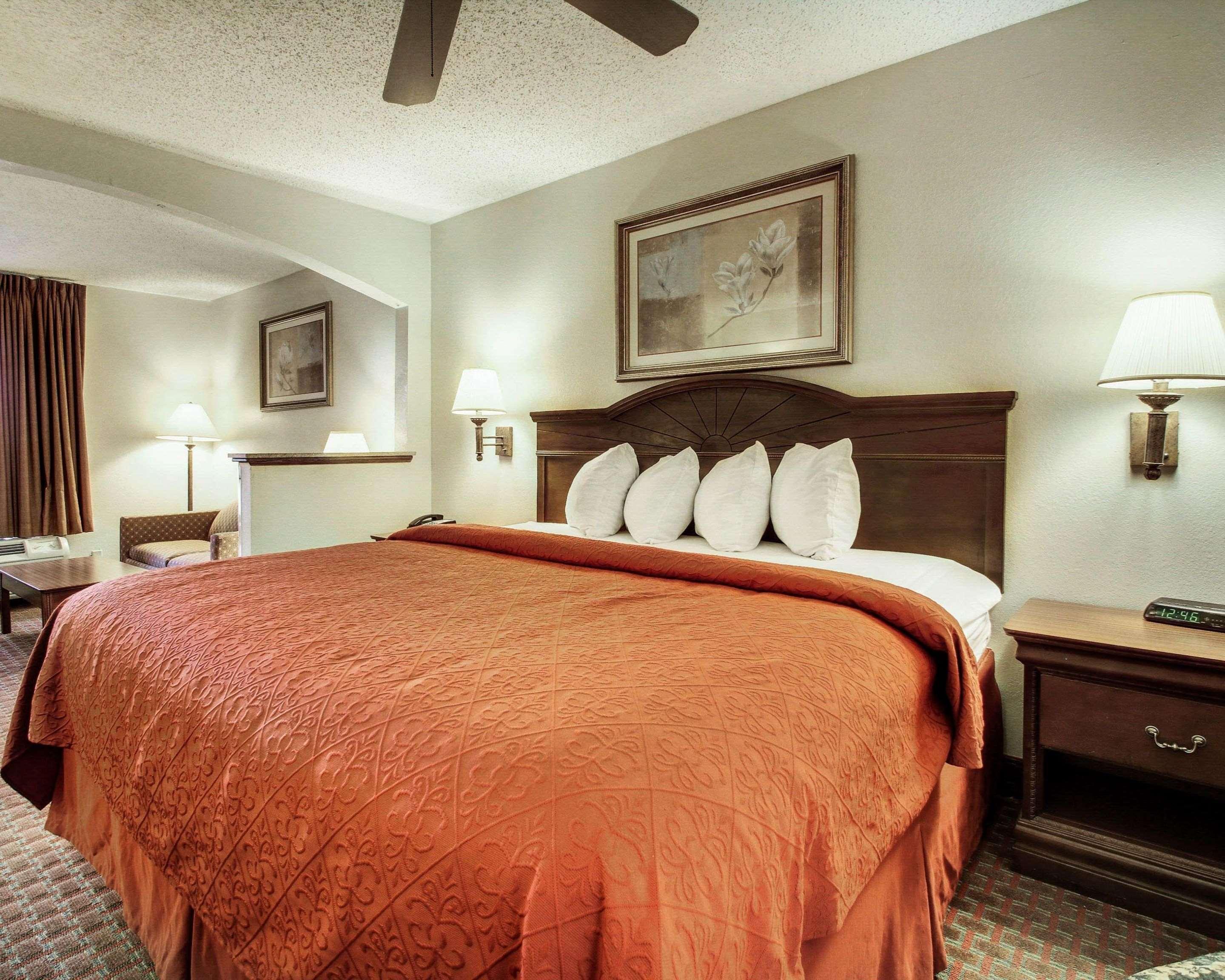 Quality Inn & Suites Клинтън Екстериор снимка