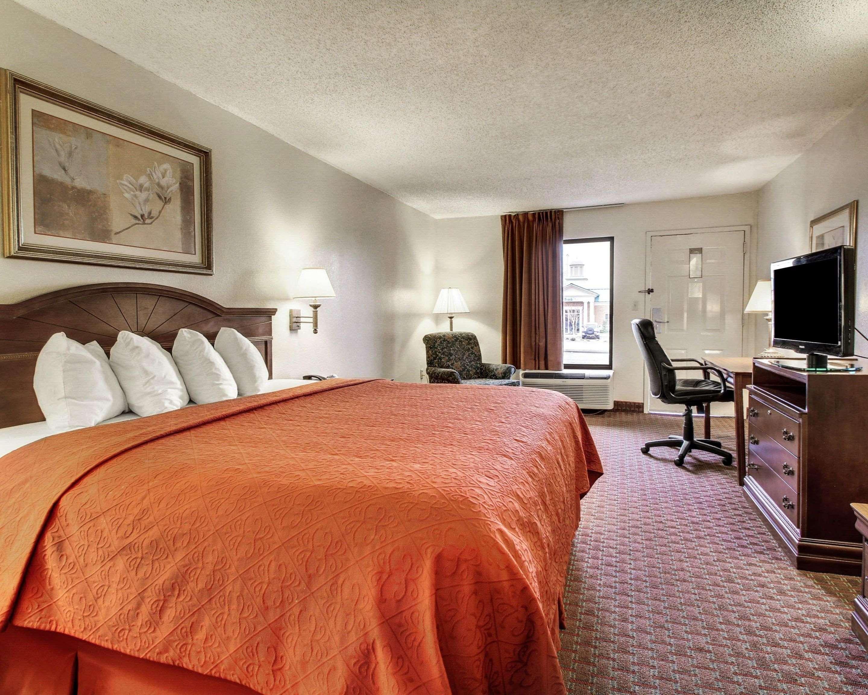 Quality Inn & Suites Клинтън Екстериор снимка