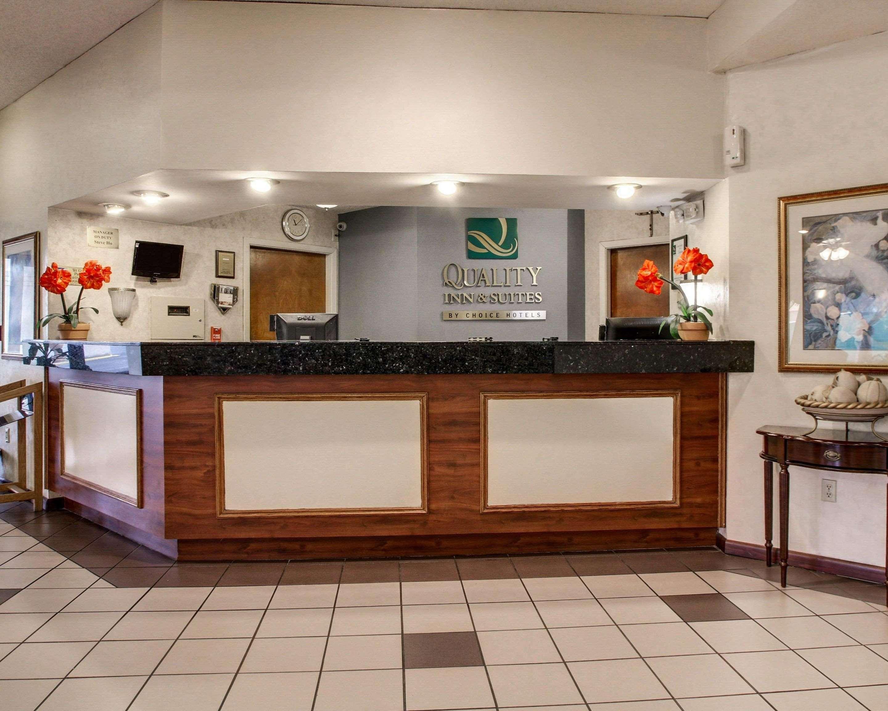 Quality Inn & Suites Клинтън Екстериор снимка