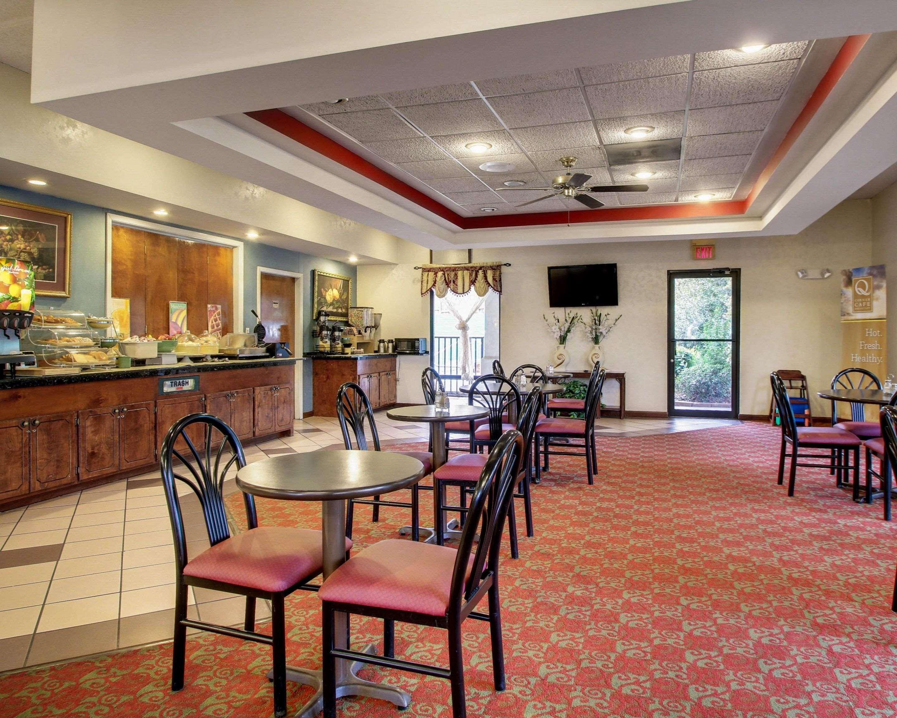 Quality Inn & Suites Клинтън Екстериор снимка